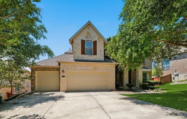 6-bedroom rental at 3719 Sunset Cliff in San Antonio, TX — photo 2