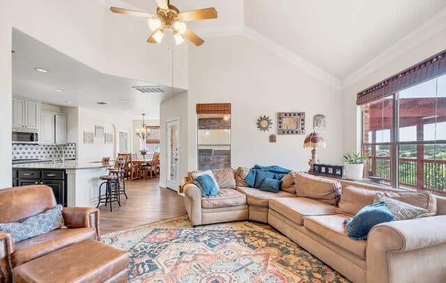 6-bedroom rental at 3719 Sunset Cliff in San Antonio, TX — photo 5