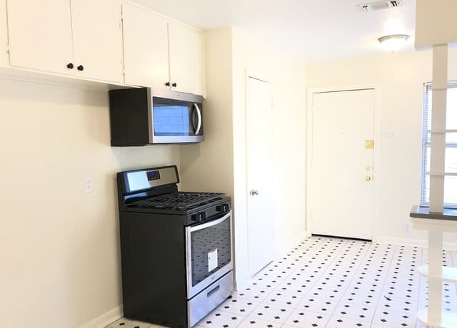 3-bedroom rental at 210 Laddie Pl in San Antonio, TX — photo 5