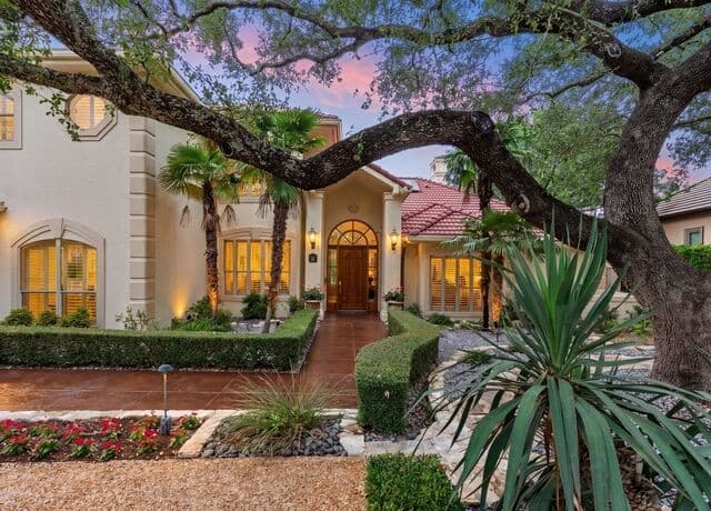 5-bedroom rental at 68 Eton Green Cir in San Antonio, TX — photo 3