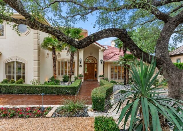 5-bedroom rental at 68 Eton Green Cir in San Antonio, TX — photo 4