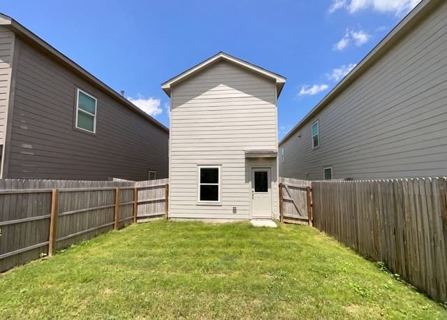 3-bedroom rental at 7610 Aston Cross in San Antonio, TX — photo 5