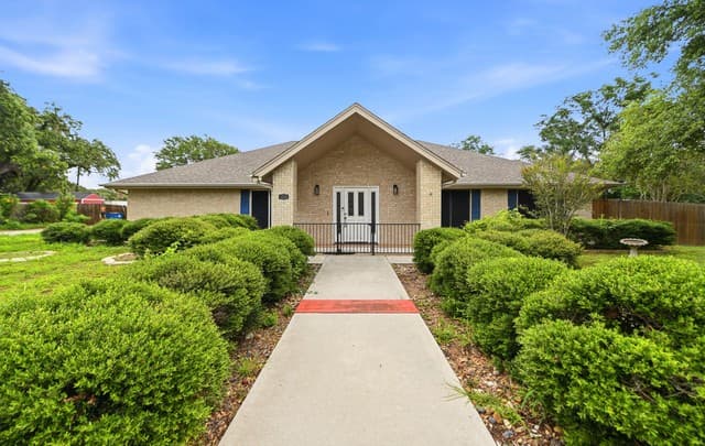 3-bedroom rental at 1320 Continental Dr in Pleasanton, TX — photo 1