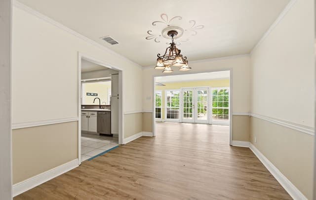 3-bedroom rental at 1320 Continental Dr in Pleasanton, TX — photo 2