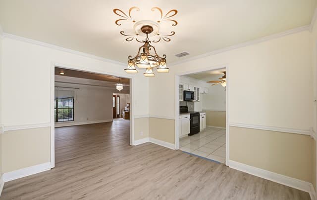 3-bedroom rental at 1320 Continental Dr in Pleasanton, TX — photo 5