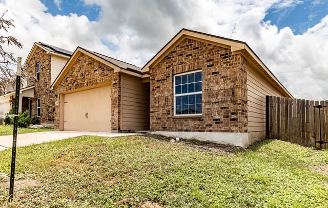 3-bedroom rental at 15266 Snug Harbor Way in Von Ormy, TX — photo 2