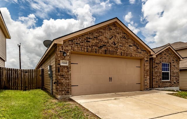3-bedroom rental at 15266 Snug Harbor Way in Von Ormy, TX — photo 3