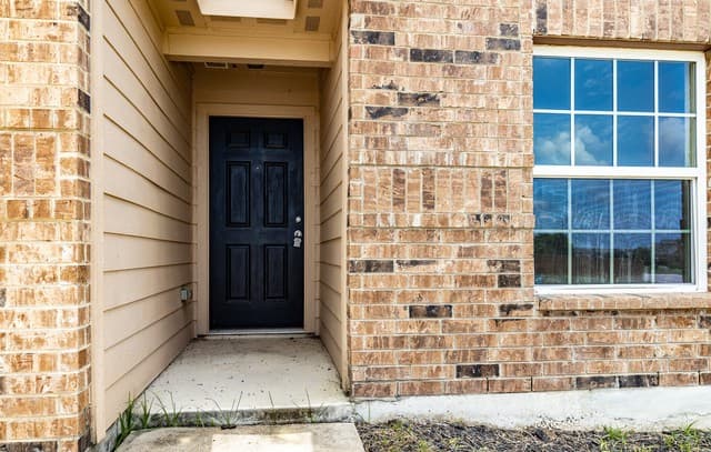3-bedroom rental at 15266 Snug Harbor Way in Von Ormy, TX — photo 4