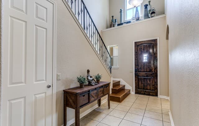 6-bedroom rental at 24114 Stately Oaks in San Antonio, TX — photo 2