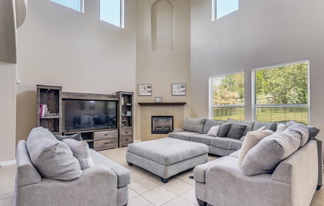 6-bedroom rental at 24114 Stately Oaks in San Antonio, TX — photo 4