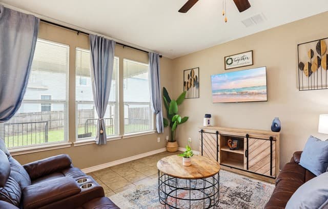 4-bedroom rental at 302 Shadow Ter in Universal City, TX — photo 2