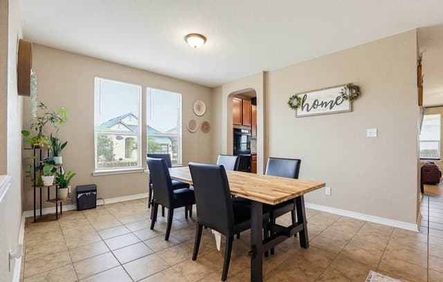 4-bedroom rental at 302 Shadow Ter in Universal City, TX — photo 3