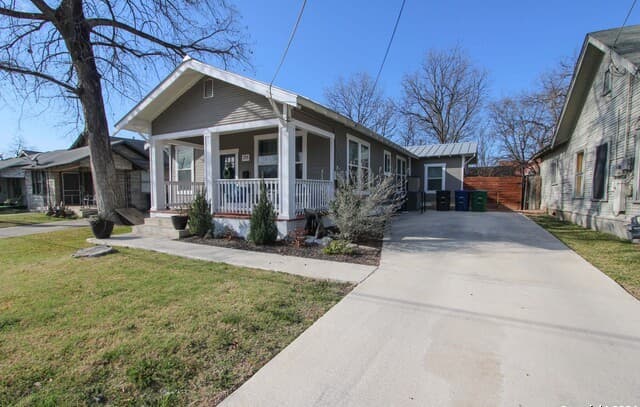 3-bedroom rental at 711 W Lullwood Ave in San Antonio, TX — photo 2