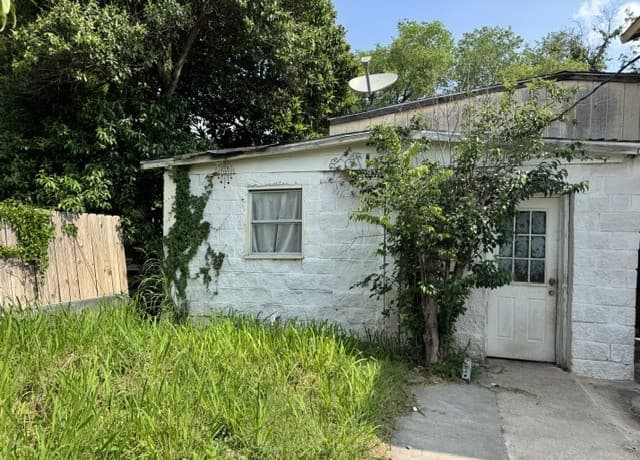 3-bedroom rental at 6443 Marcum in San Antonio, TX — photo 2