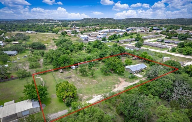 3-bedroom rental at 461 Shorty's Ln in Fredericksburg, TX — photo 2