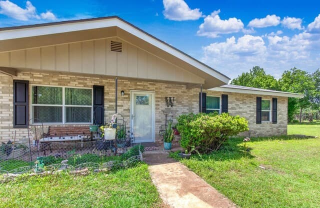 3-bedroom rental at 461 Shorty's Ln in Fredericksburg, TX — photo 3