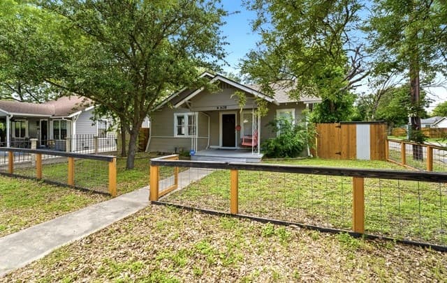 2-bedroom rental at 1638 Santa Monica St in San Antonio, TX — photo 2