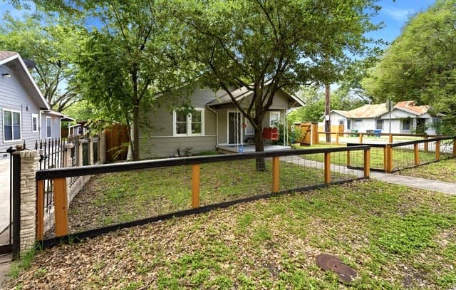 2-bedroom rental at 1638 Santa Monica St in San Antonio, TX — photo 3