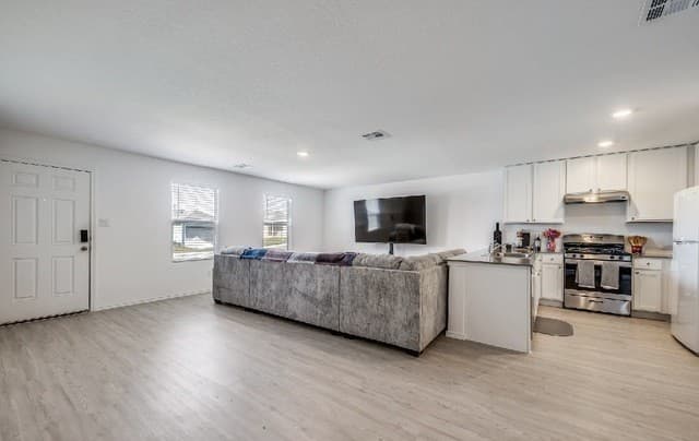4-bedroom rental at 8623 Astral Place in San Antonio, TX — photo 3