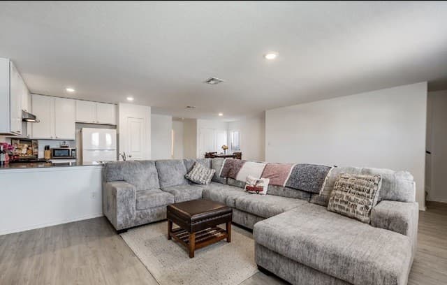 4-bedroom rental at 8623 Astral Place in San Antonio, TX — photo 5