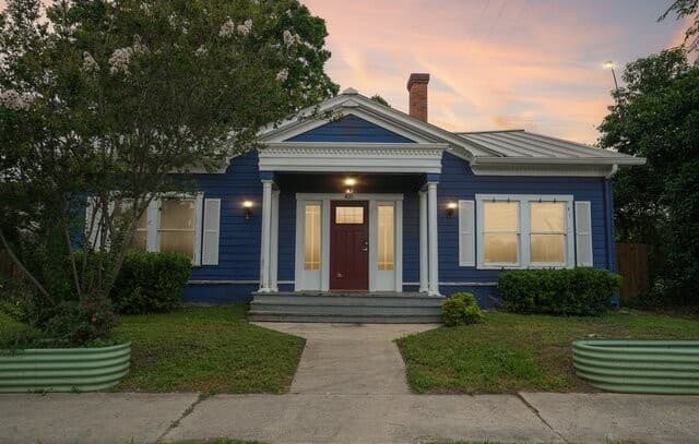 2-bedroom rental at 821 E Quincy St in San Antonio, TX — photo 1