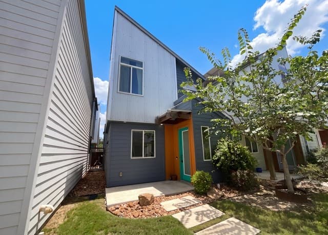 2-bedroom rental at 330 Clay Unit UNIT 8 in San Antonio, TX — photo 1