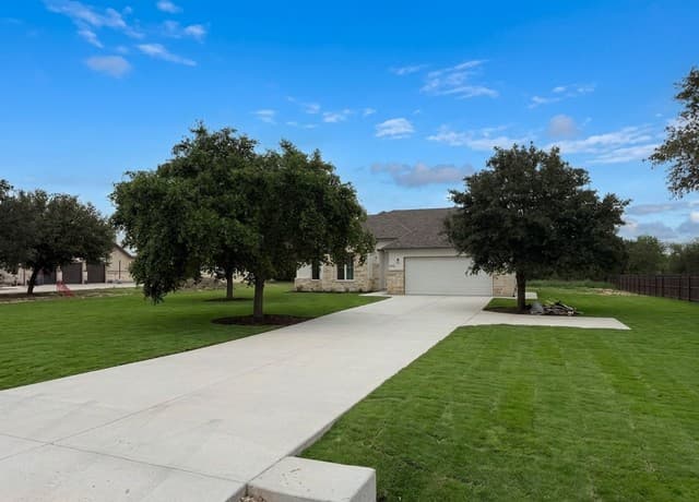 4-bedroom rental at 165 E Short Meadow Dr in Lytle, TX — photo 2