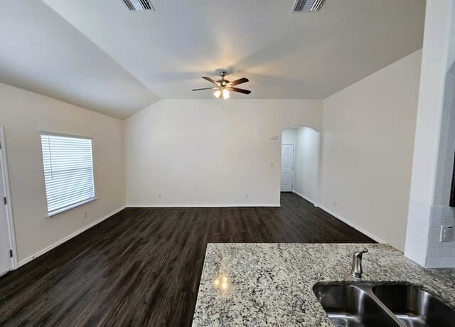 3-bedroom rental at 9213 Groff Lndg in Converse, TX — photo 3