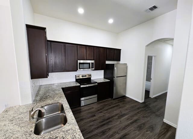 3-bedroom rental at 9213 Groff Lndg in Converse, TX — photo 5