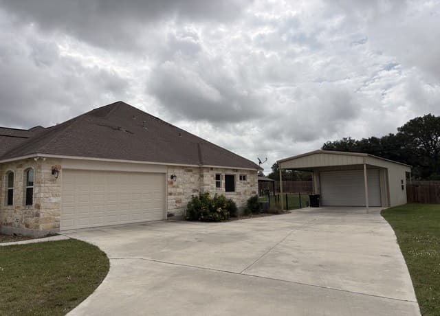4-bedroom rental at 125 Abrego Run Dr in Floresville, TX — photo 4