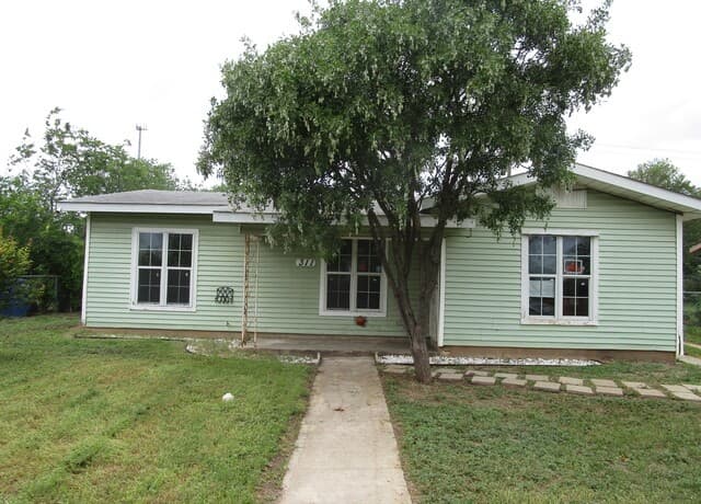 3-bedroom rental at 311 Bushick in San Antonio, TX — photo 1