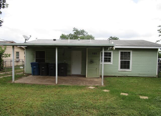 3-bedroom rental at 311 Bushick in San Antonio, TX — photo 2