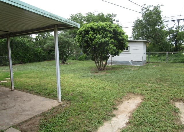3-bedroom rental at 311 Bushick in San Antonio, TX — photo 3