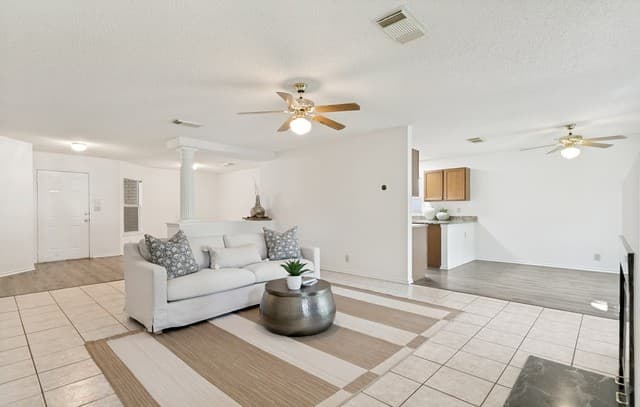 3-bedroom rental at 14206 Emerald Hill Dr in San Antonio, TX — photo 4