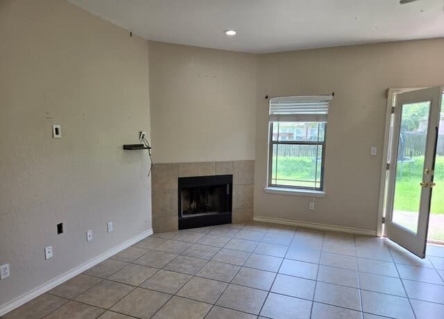 3-bedroom rental at 106 Crestway in Floresville, TX — photo 2