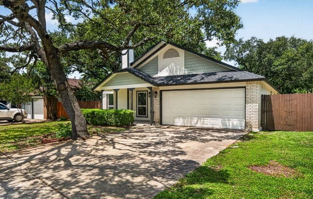 3-bedroom rental at 7207 Webbwood Way in San Antonio, TX — photo 4