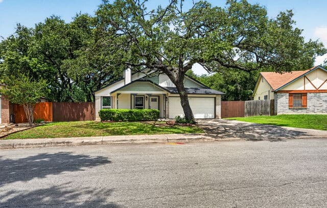 3-bedroom rental at 7207 Webbwood Way in San Antonio, TX — photo 5