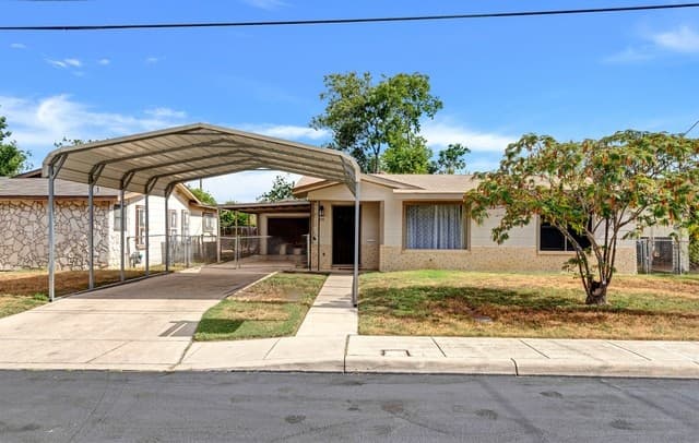 3-bedroom rental at 411 W Hart Ave in San Antonio, TX — photo 2