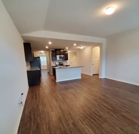 5-bedroom rental at 8062 Halo Cir in San Antonio, TX — photo 3