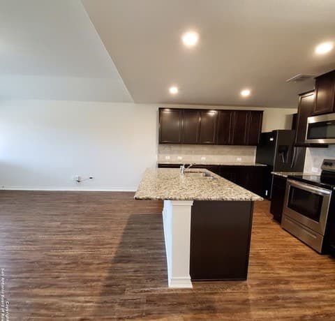 5-bedroom rental at 8062 Halo Cir in San Antonio, TX — photo 5