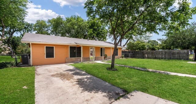 4-bedroom rental at 923 Whitman in San Antonio, TX — photo 2