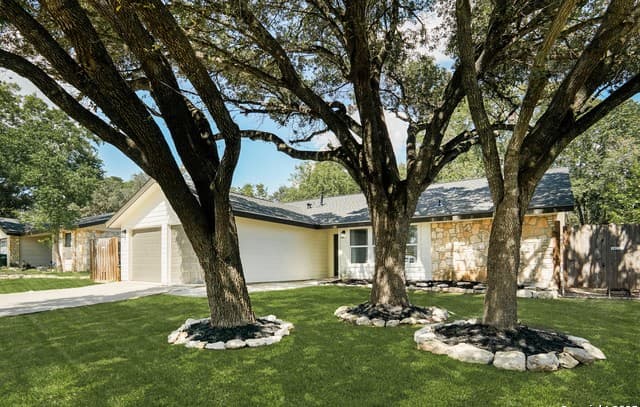 3-bedroom rental at 2919 Abercorn DR in San Antonio, TX — photo 2