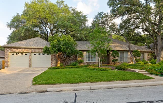 4-bedroom rental at 1710 Fawn Crest in San Antonio, TX — photo 2