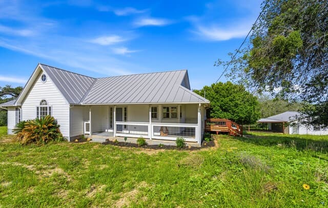 3-bedroom rental at 230 Broken Arrow in Floresville, TX — photo 1