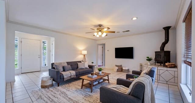 3-bedroom rental at 230 Broken Arrow in Floresville, TX — photo 5