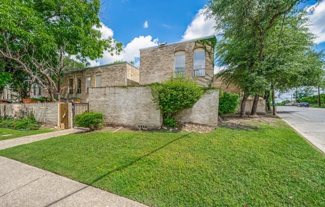 2-bedroom rental at 185 Terrell Rd Unit 201 in San Antonio, TX — photo 1
