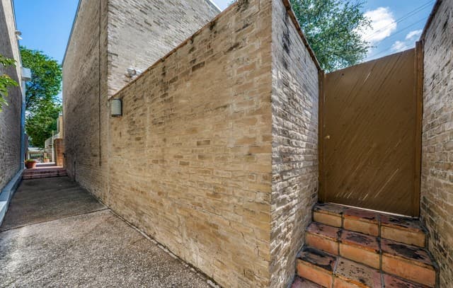 2-bedroom rental at 185 Terrell Rd Unit 201 in San Antonio, TX — photo 2