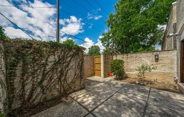 2-bedroom rental at 185 Terrell Rd Unit 201 in San Antonio, TX — photo 3