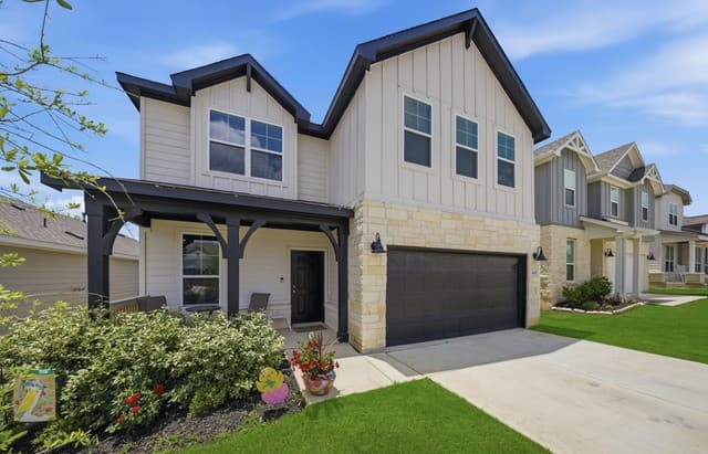 4-bedroom rental at 418 Rustic Grv in Boerne, TX — photo 2