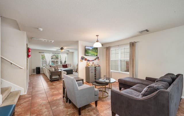 3-bedroom rental at 3911 Valencia Peak in San Antonio, TX — photo 3
